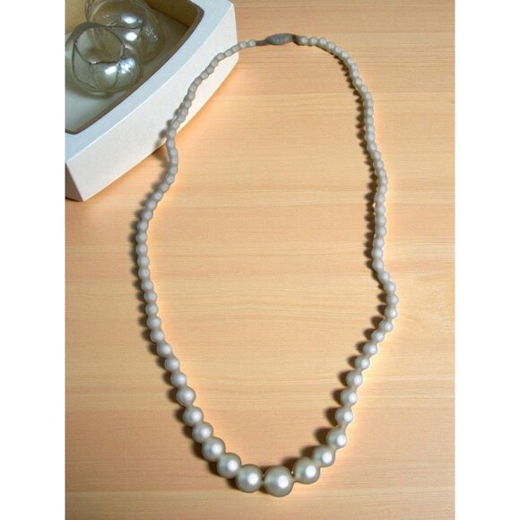 Vintage 1950s Graduated Faux Pearl Necklace - Filigree Fishhook Clasp Costume Je - Picture 2 of 5